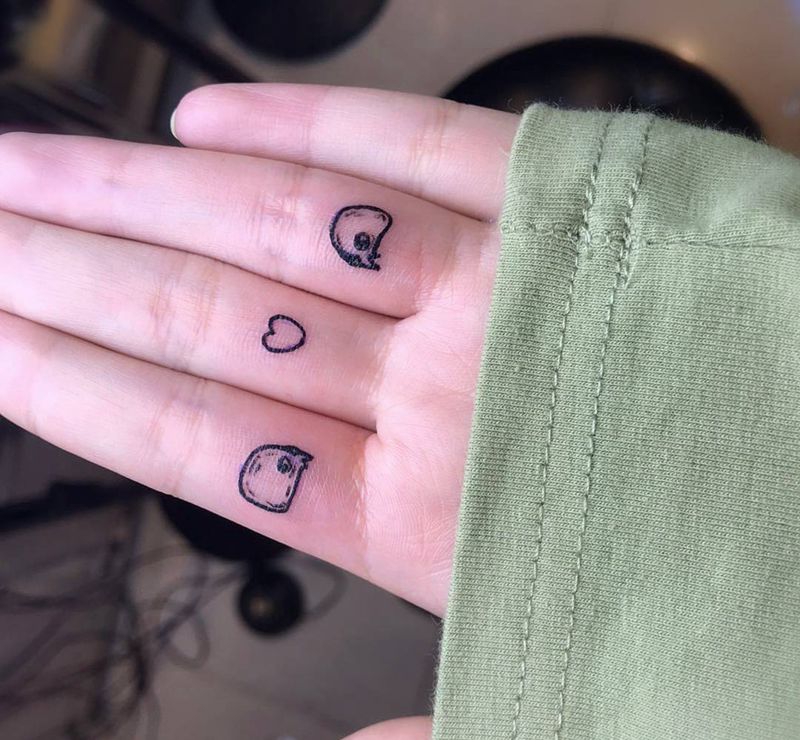 图纹身图片_手部点刺纹身图案