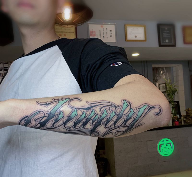 Family纹身图片_手臂花体字纹身图案