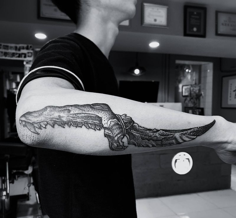 杀敌一千 自损八百纹身图片_手臂点刺纹身图案