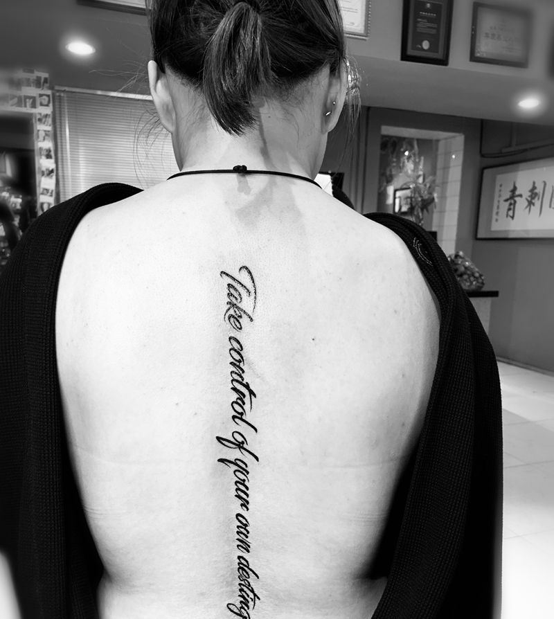 命运掌握在自己手里纹身图片_背部点刺纹身图案