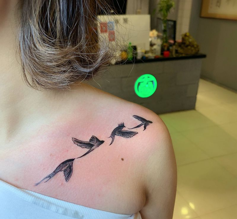 锁骨纹身图片_颈部点刺纹身图案