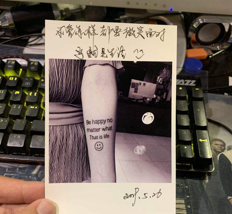 字母纹身图片_手部点刺纹身图案