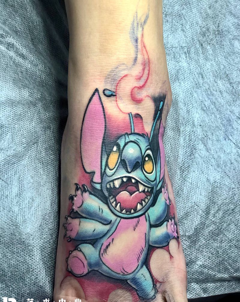 脚背彩色史迪奇纹身图片_脚部New School纹身图案