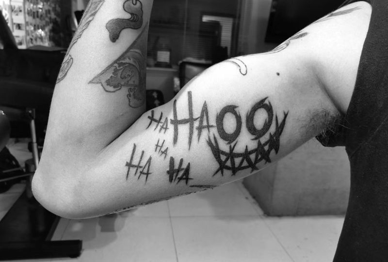 哈哈纹身图片_手部点刺纹身图案