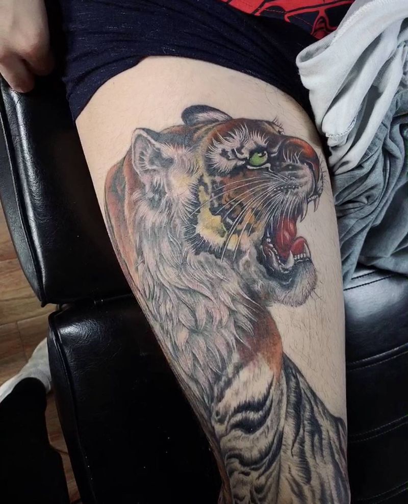 虎啸山河纹身图片_腿部新传统欧美写实老虎花腿纹身图案