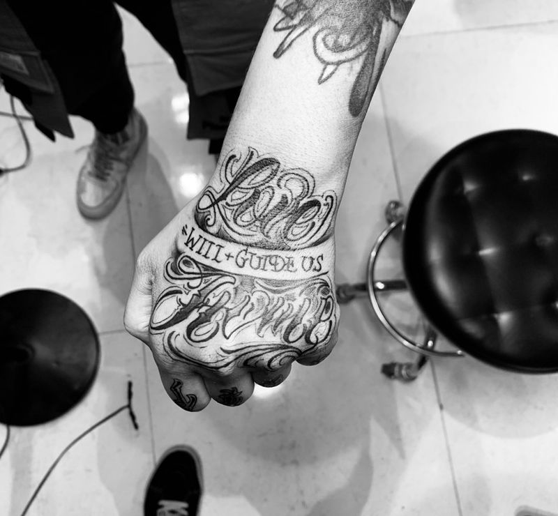 爱指引我们回家（手面）人生（手指）纹身图片