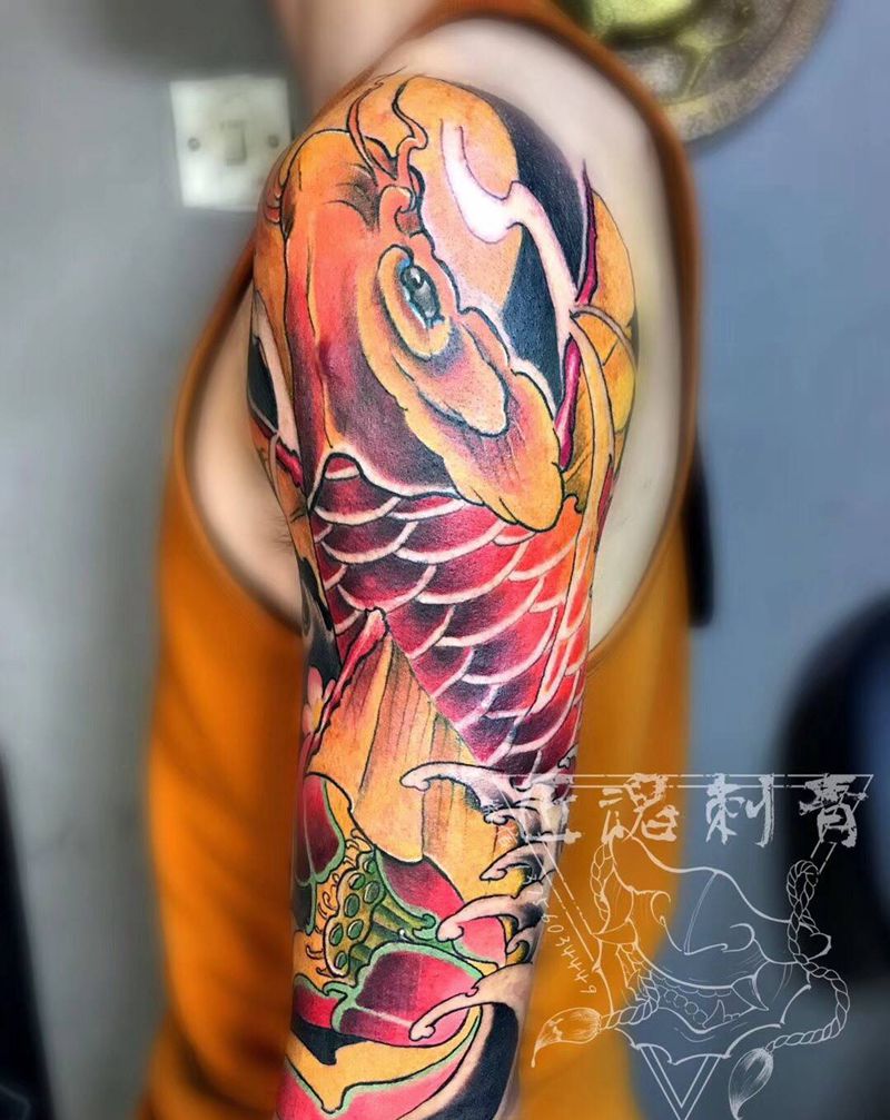 大臂鲤鱼纹身图片