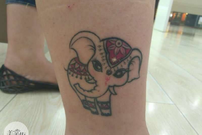 小象纹身图片_清新腿部纹身图案