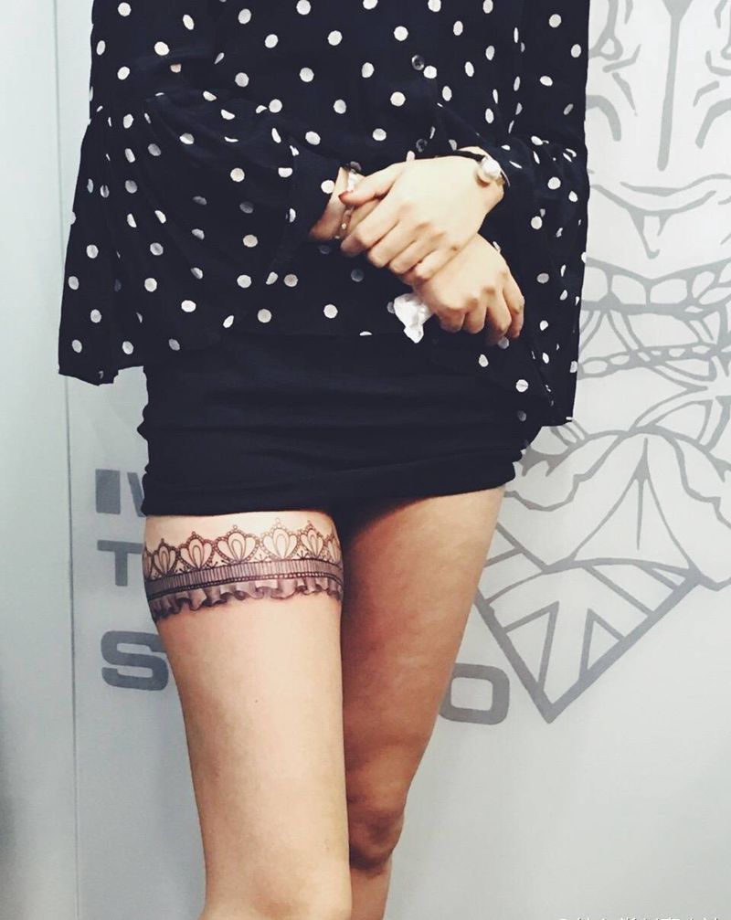 大腿蕾丝边纹身图片_成品腿部清新纹身图案