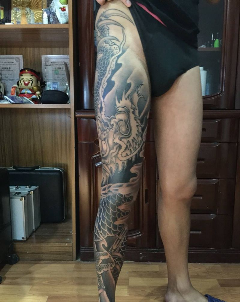 神龙盘腿再现纹身图片_腿部传统原创动物纹身图案