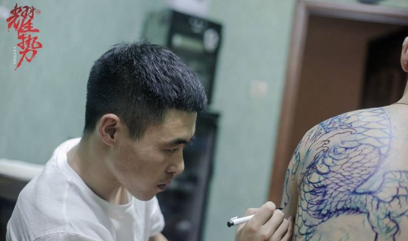 接过肩龙纹身图片