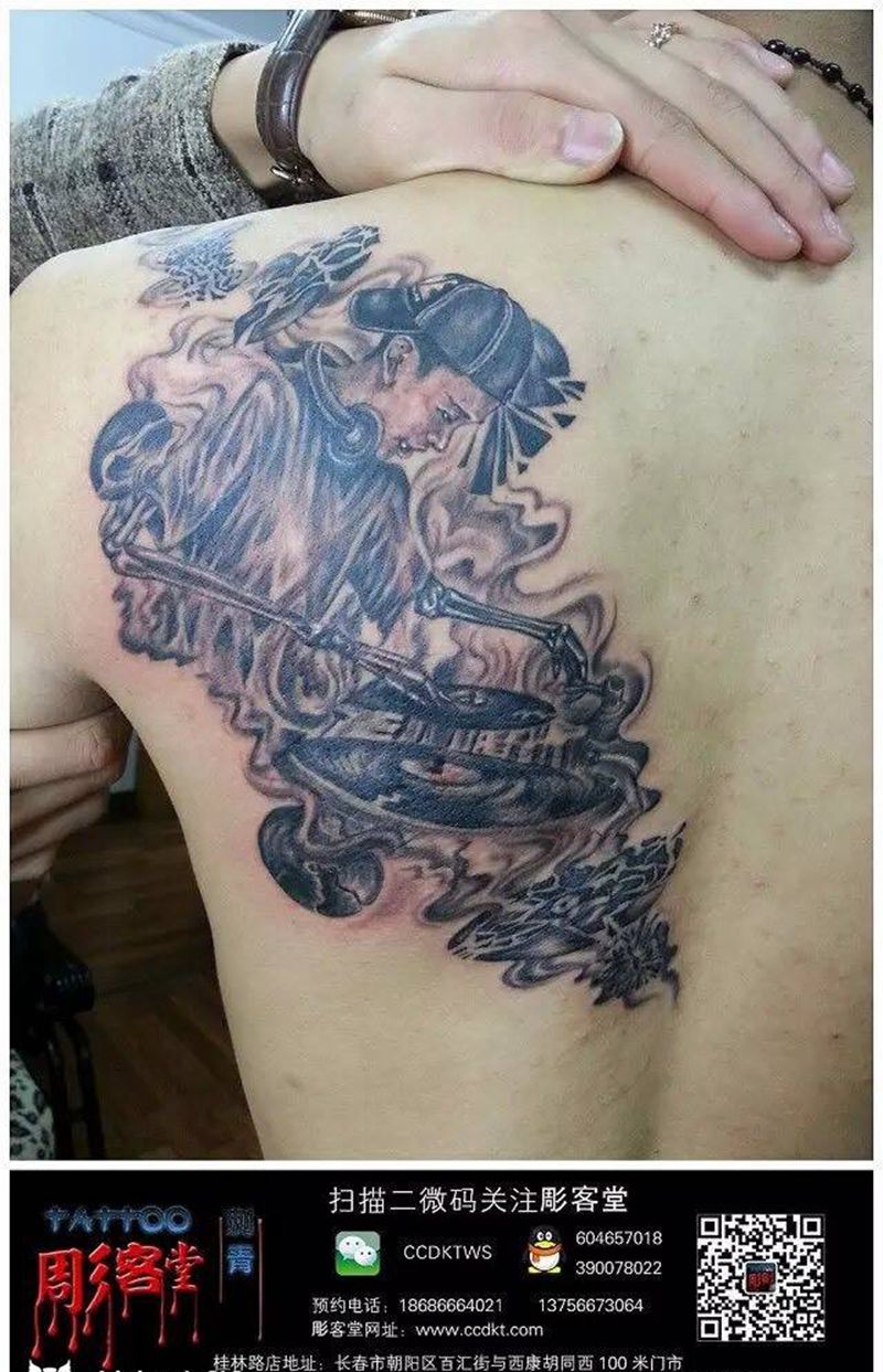 DJ小伙纹身图片_成品背部肖像人物纹身图案