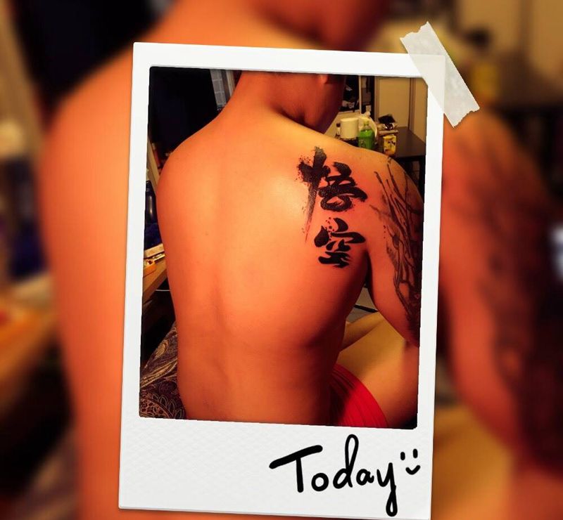 字纹身图片_肩部背部字符水墨纹身图案