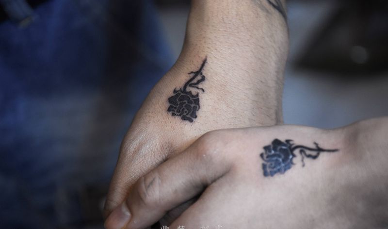 情侣纹身图片_手部图腾纹身图案