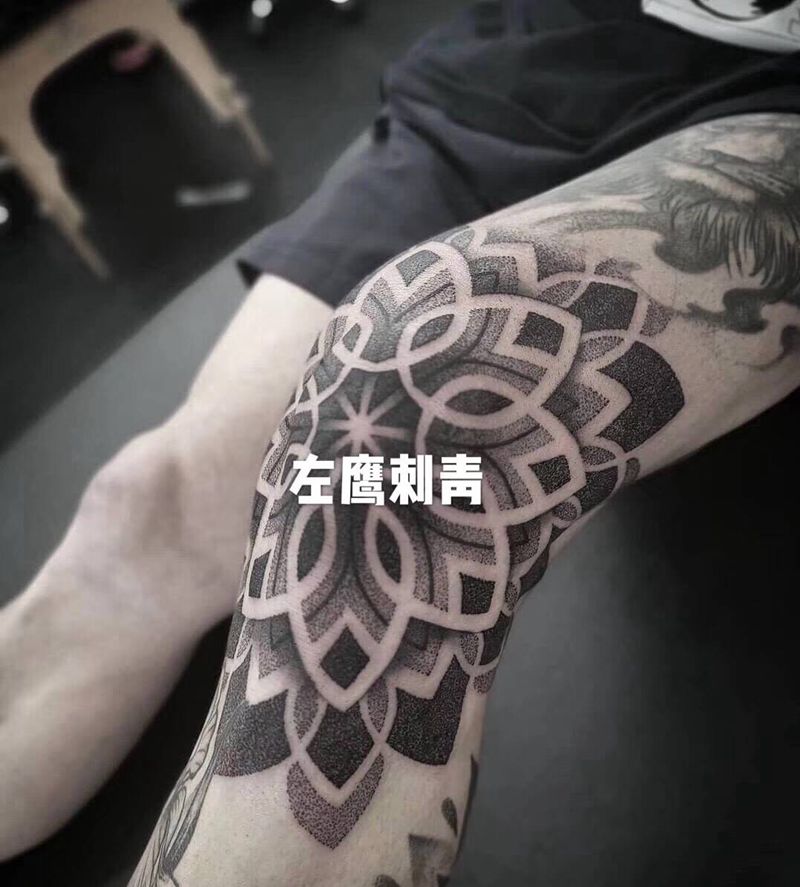 曼陀罗爆膝纹身图片_腿部点刺纹身图案