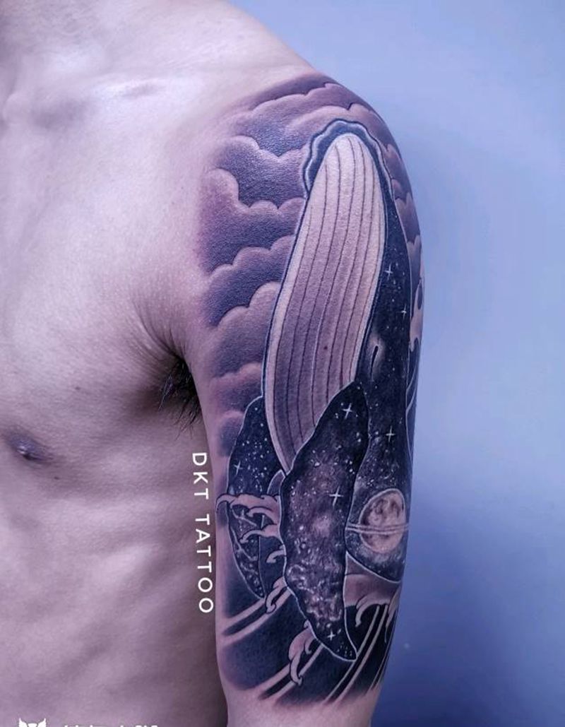 星空蓝鲸结合水浪云雾纹身图片_手臂新传统纹身图案