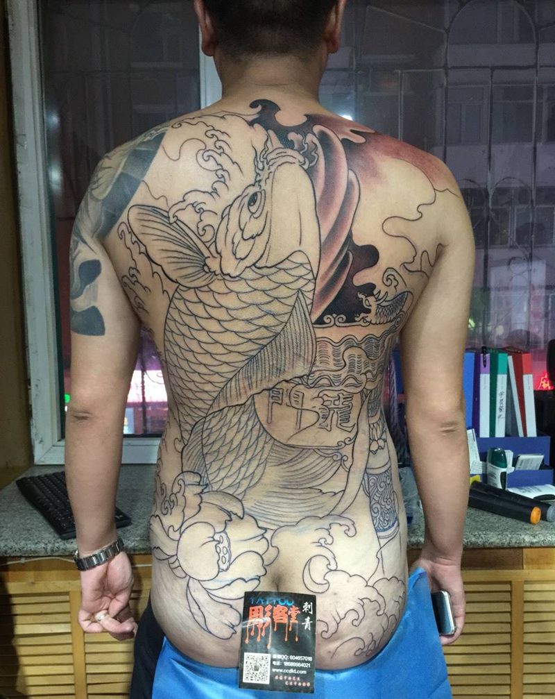 满背鲤鱼跃龙门  未完成纹身图片_背部传统原创纹身图案