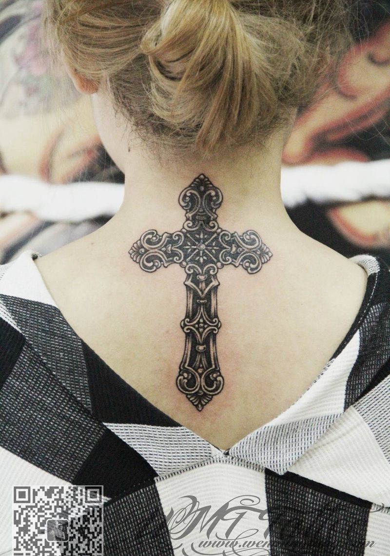 遮盖十字架纹身图片