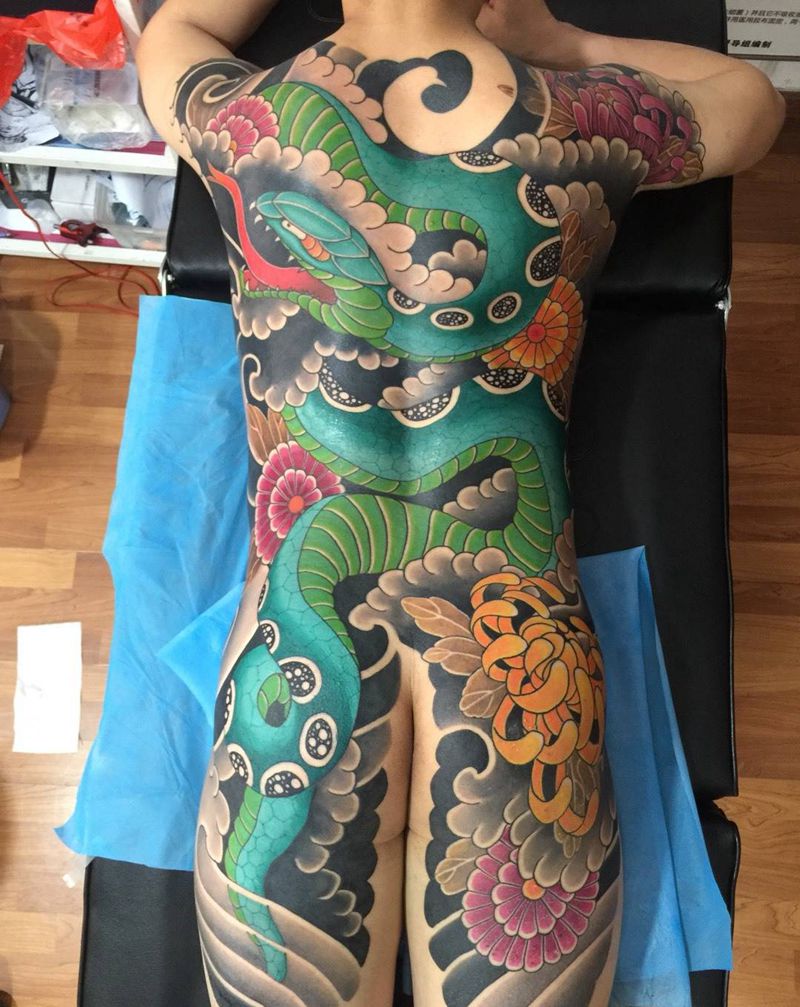 日式青蛇纹身图片_背部传统动物纹身图案