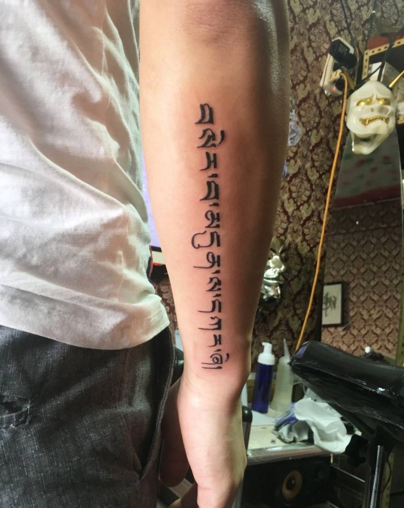 小臂藏文纹身图片