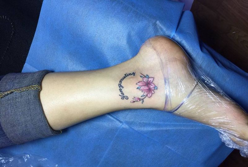 小桃花 字母纹身图片_成品脚部清新字符植物纹身图案