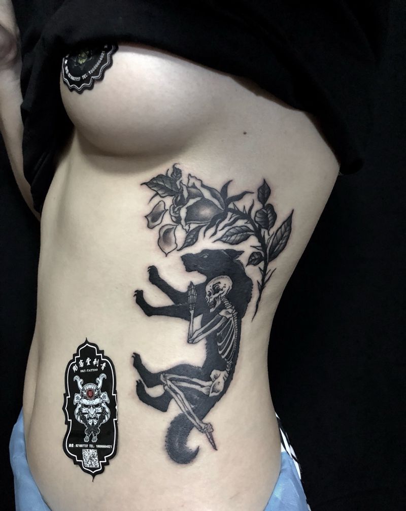 玫瑰与狼纹身图片_成品胸部腹部腰部清新欧美植物动物纹身图案