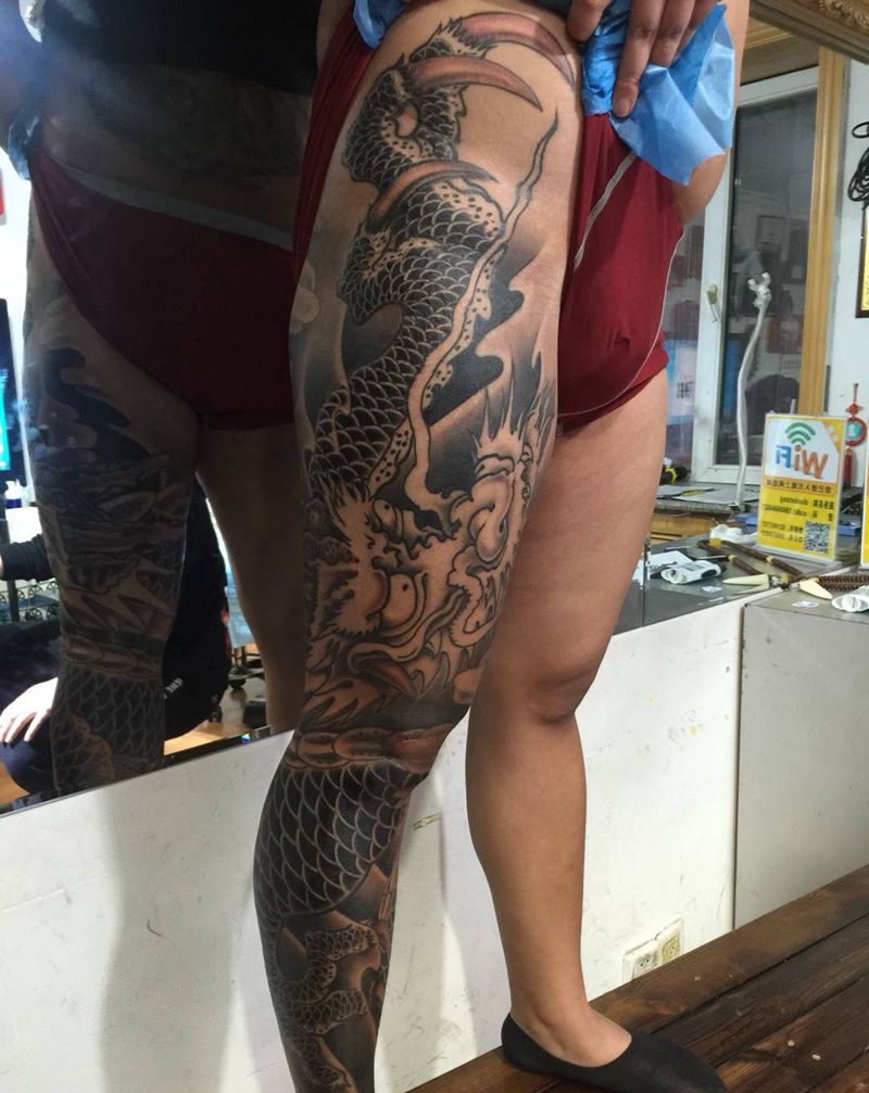 神龙盘腿财如洪纹身图片_成品腿部传统动物原创纹身图案