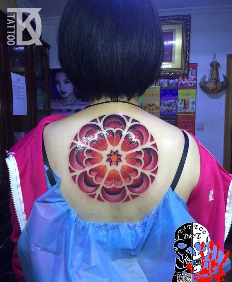 后背立体梵花纹身图片_背部欧美写实纹身图案