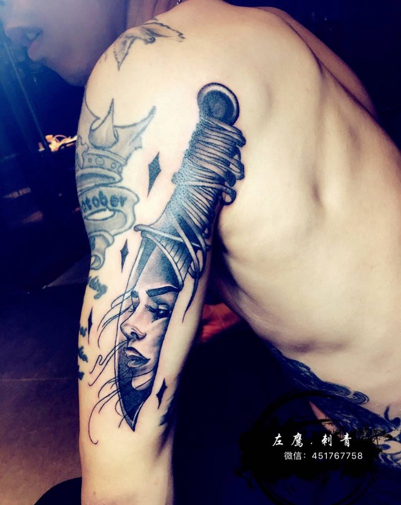 小刀纹身图片_手臂欧美人物静物纹身图案