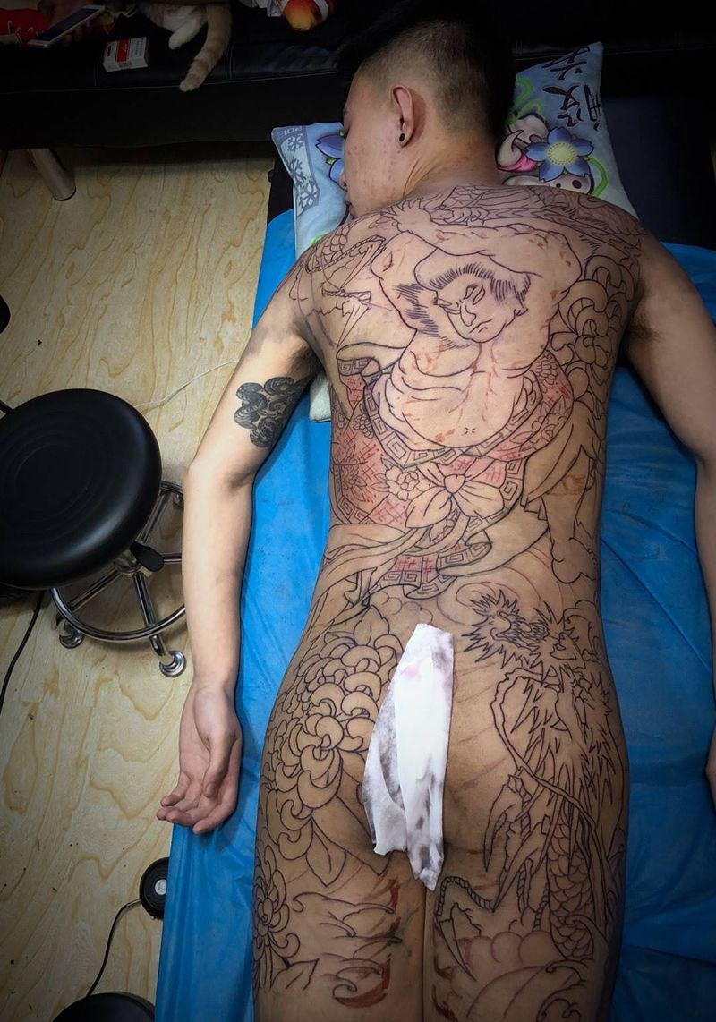 满背 初步线条。纹身图片