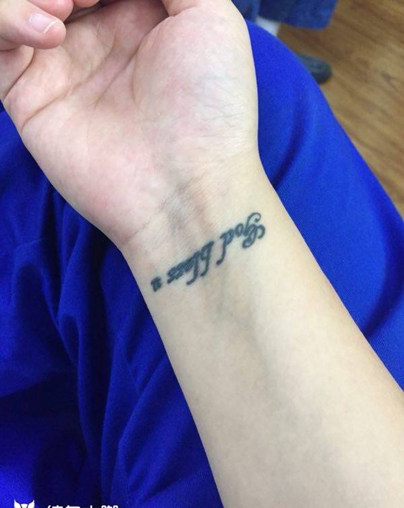 遮盖小字母纹身图片