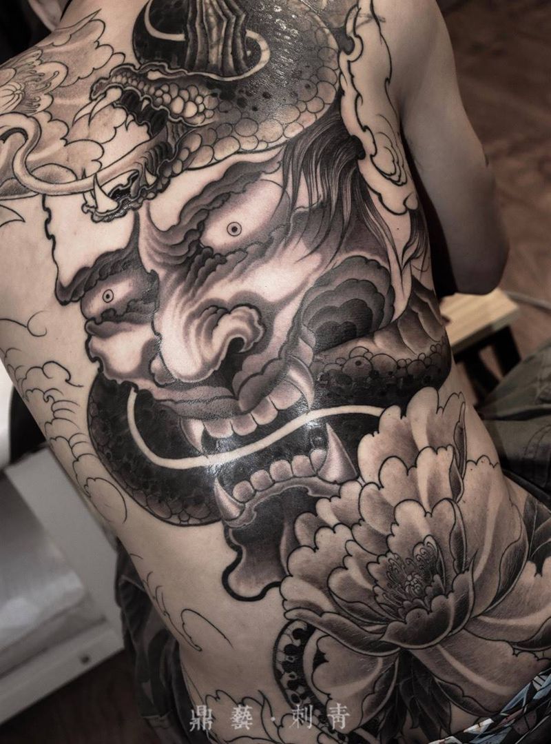 满背蛇盘般若纹身图片