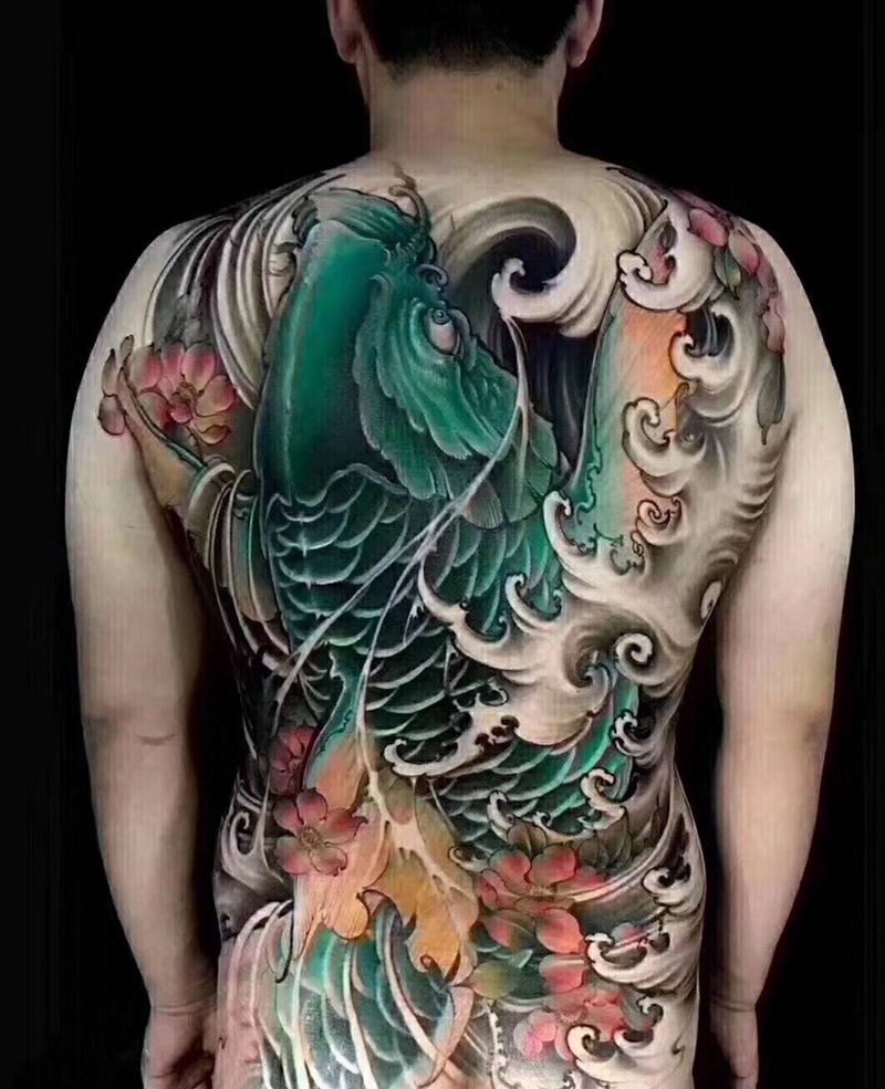 鱼纹身图片_背部传统纹身图案