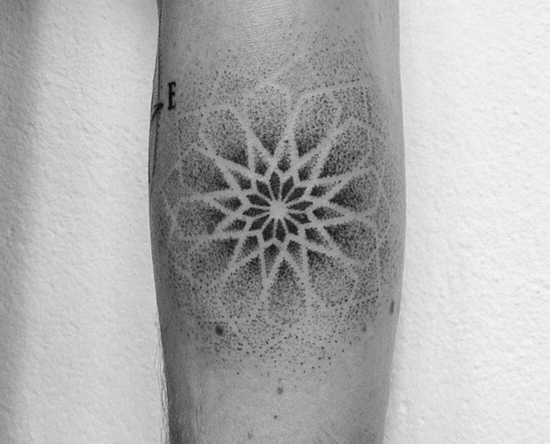 渐变小点纹身图片