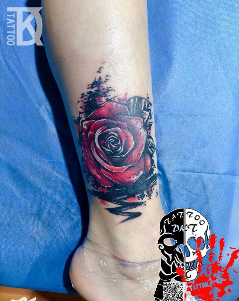 水墨玫瑰遮盖作品纹身图片_腿部水墨纹身图案
