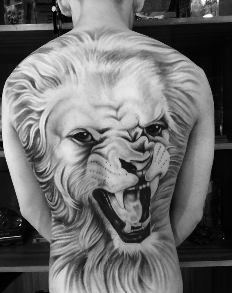 狮子 未完成待续纹身图片_背部动物原创写实纹身图案