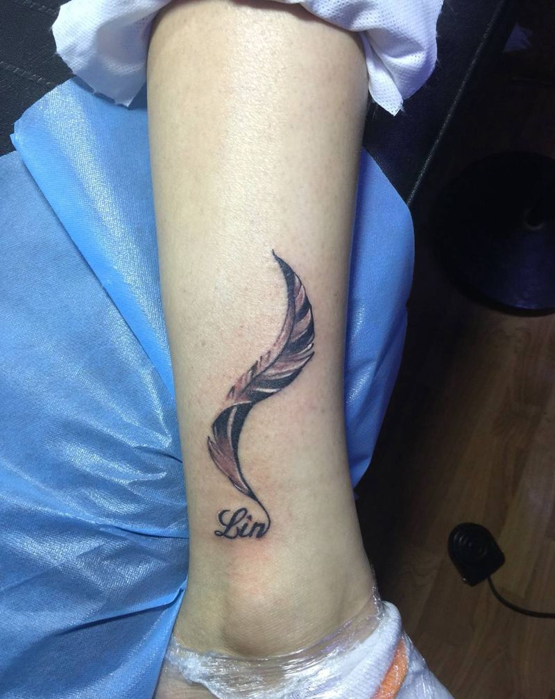 羽毛加英文纹身图片_成品脚部清新纹身图案