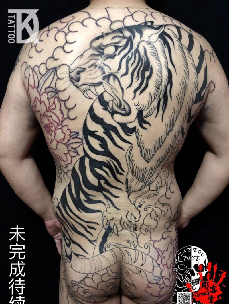 满背老虎 未完成纹身图片_背部传统动物纹身图案