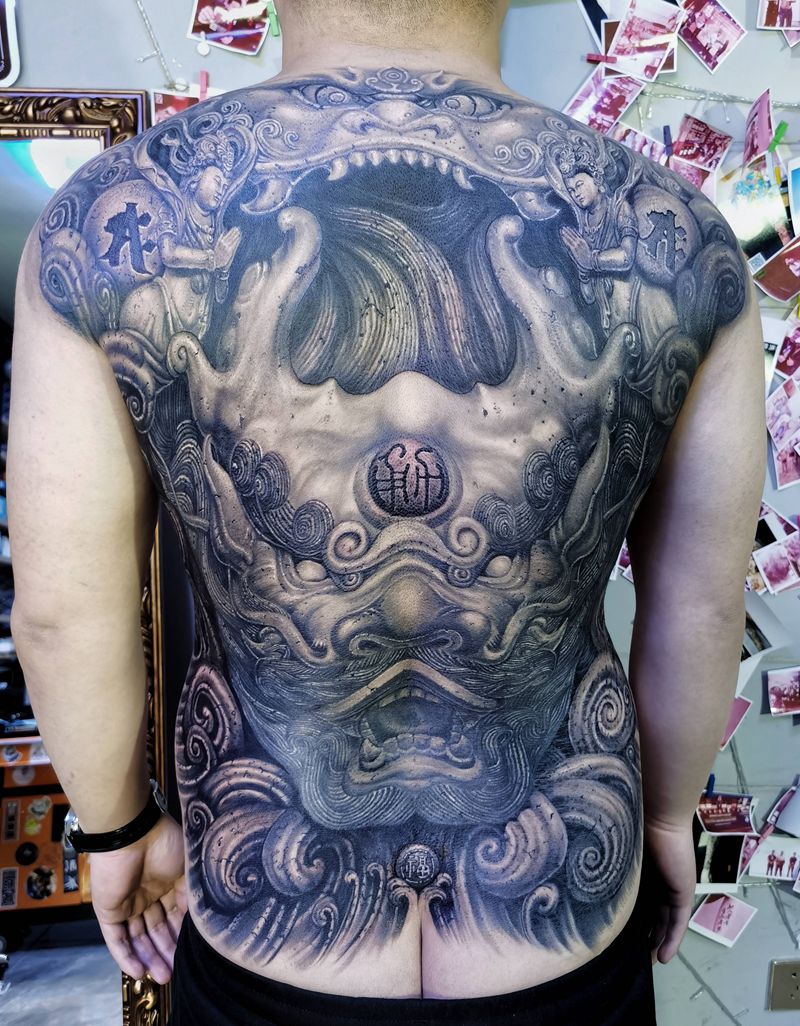 满背石雕龙竣工纹身图片_背部新传统纹身图案