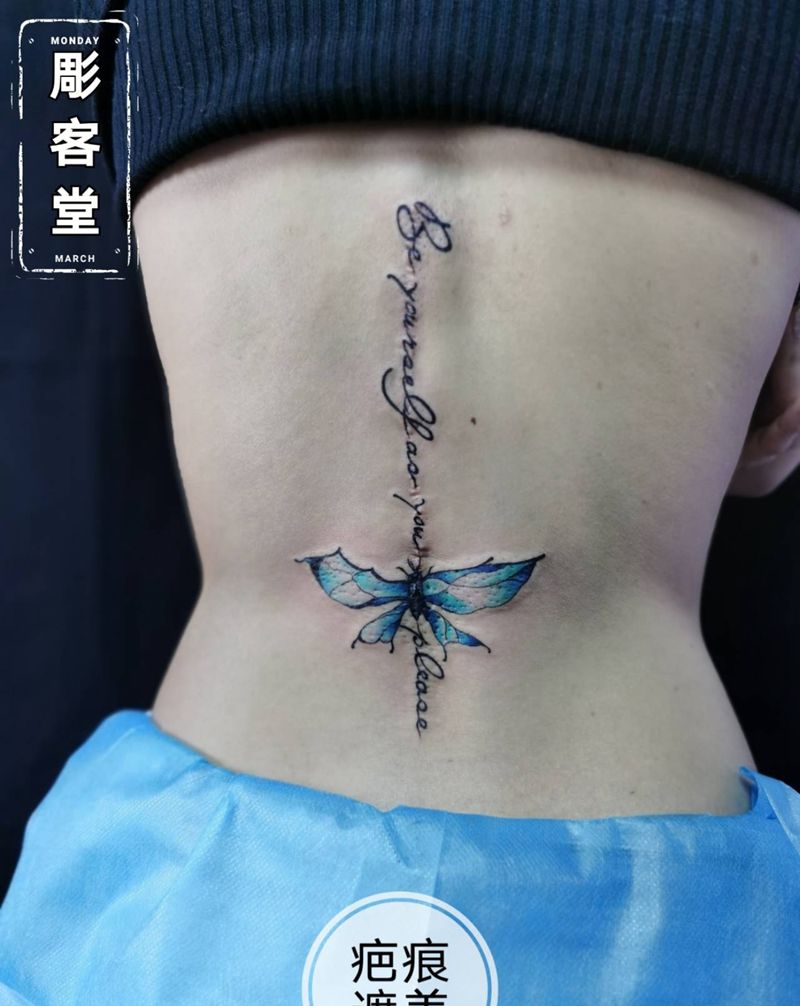 脊柱英文蝴蝶遮盖疤痕纹身图片_背部花体字水彩纹身图案