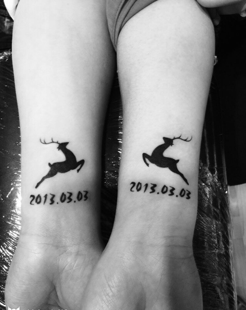 情侣小鹿纹身图片_成品清新手部纹身图案