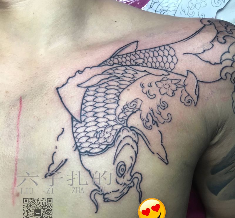 鲤鱼线条纹身图片_胸部新传统纹身图案
