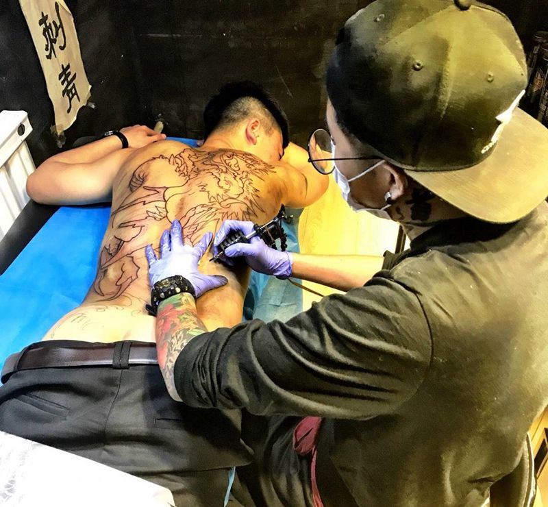 未完成龙满背纹身图片