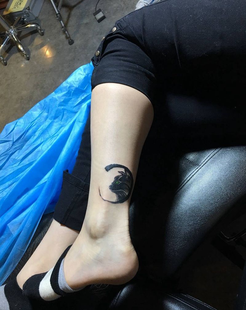 黑猫纹身图片_手稿腿部清新动物纹身图案