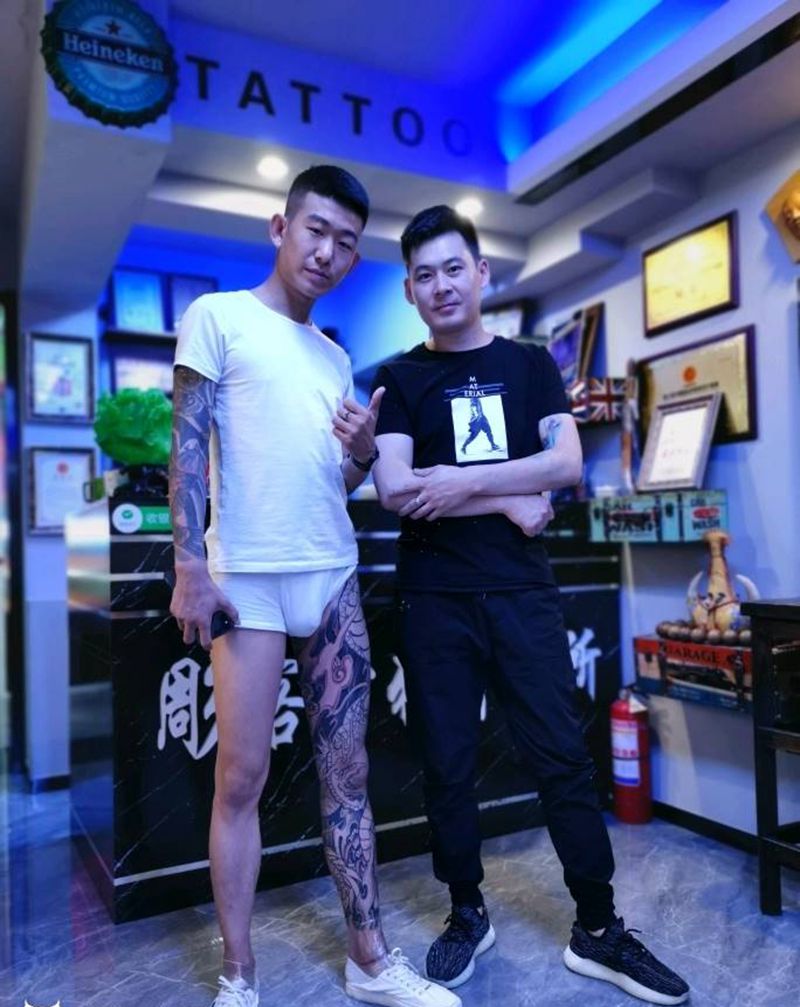 网红姜宽花腿龙进行中纹身图片_腿部新传统纹身图案