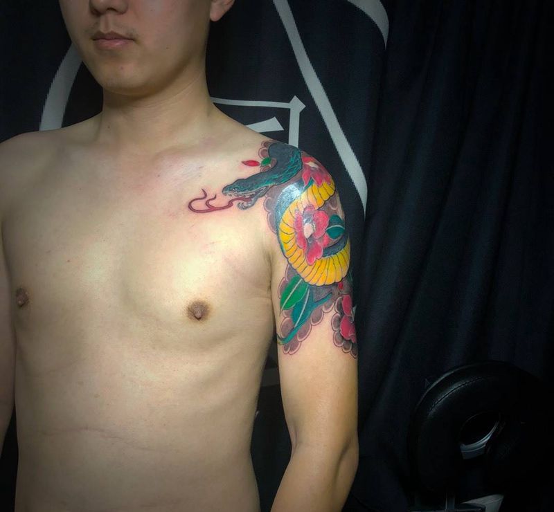 大臂青蛇。纹身图片