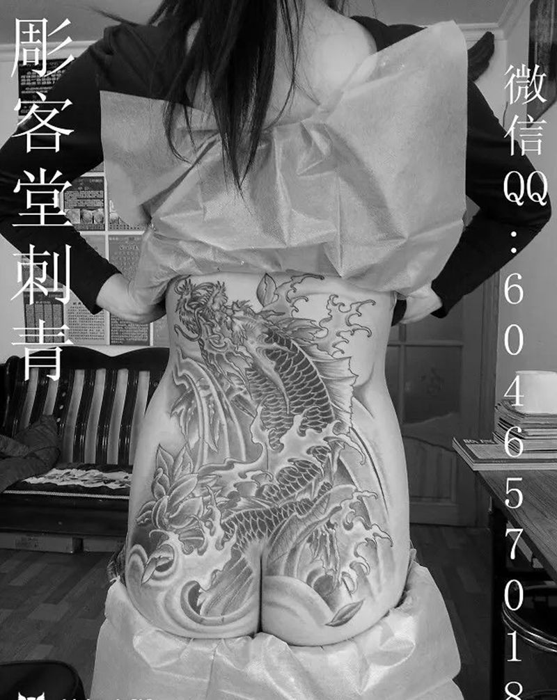 美女鳌鱼纹身图片_背部传统动物纹身图案