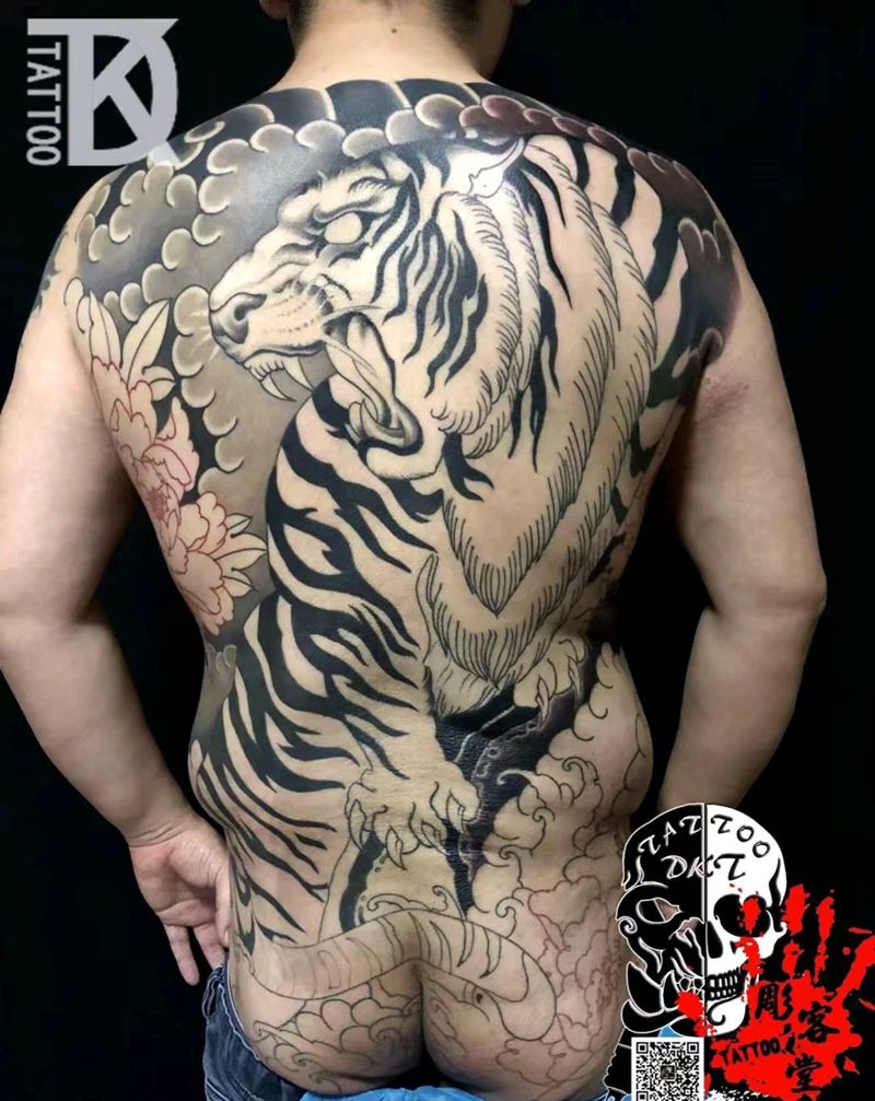 老传统满背老虎纹身图片_老传统纹身图案
