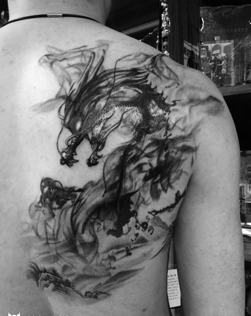 水墨龙纹身图片_成品背部国画动物纹身图案