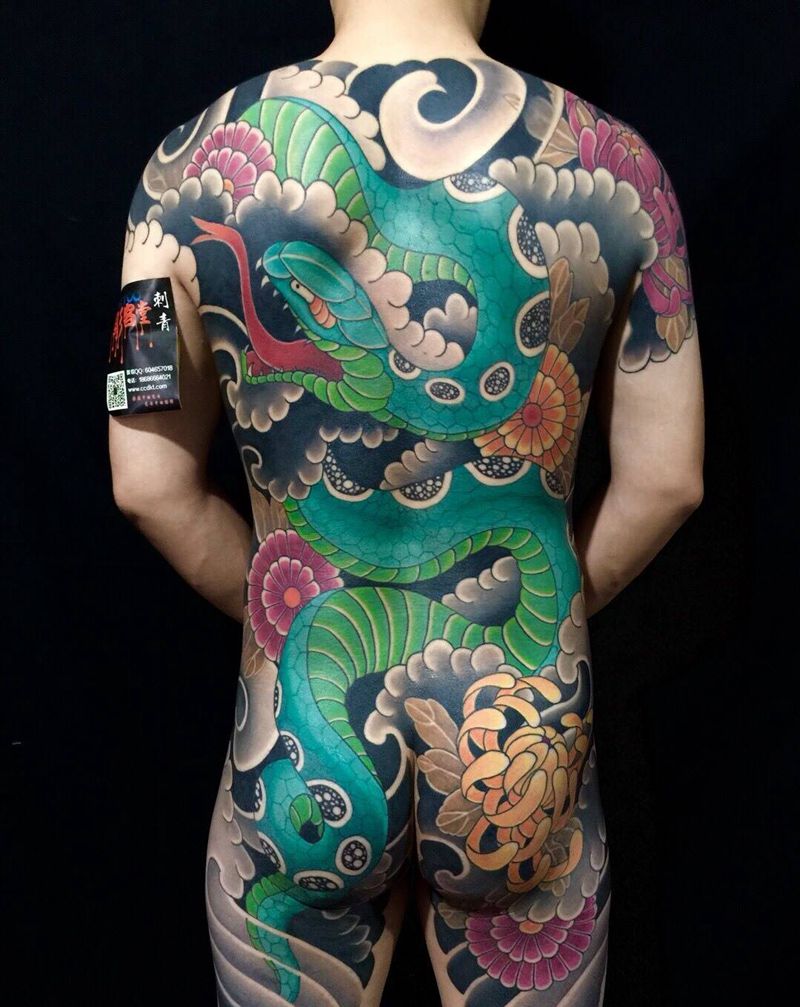 老传统青蛇纹身图片_成品背部传统纹身图案